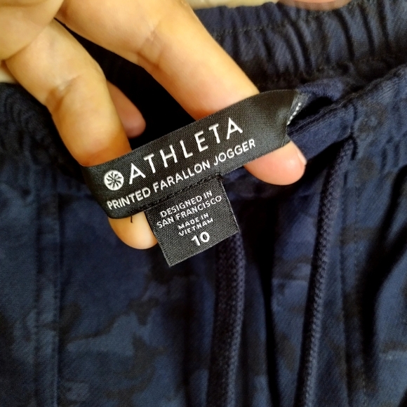 ATHLETA Printed Farallon Stratum Camo Jogger Sz 10 - Picture 5 of 9